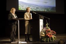 Sylvia Kern und Renate Schaumburg verlesen das Grusswort der Schirmherrin Ursula von der Leyen